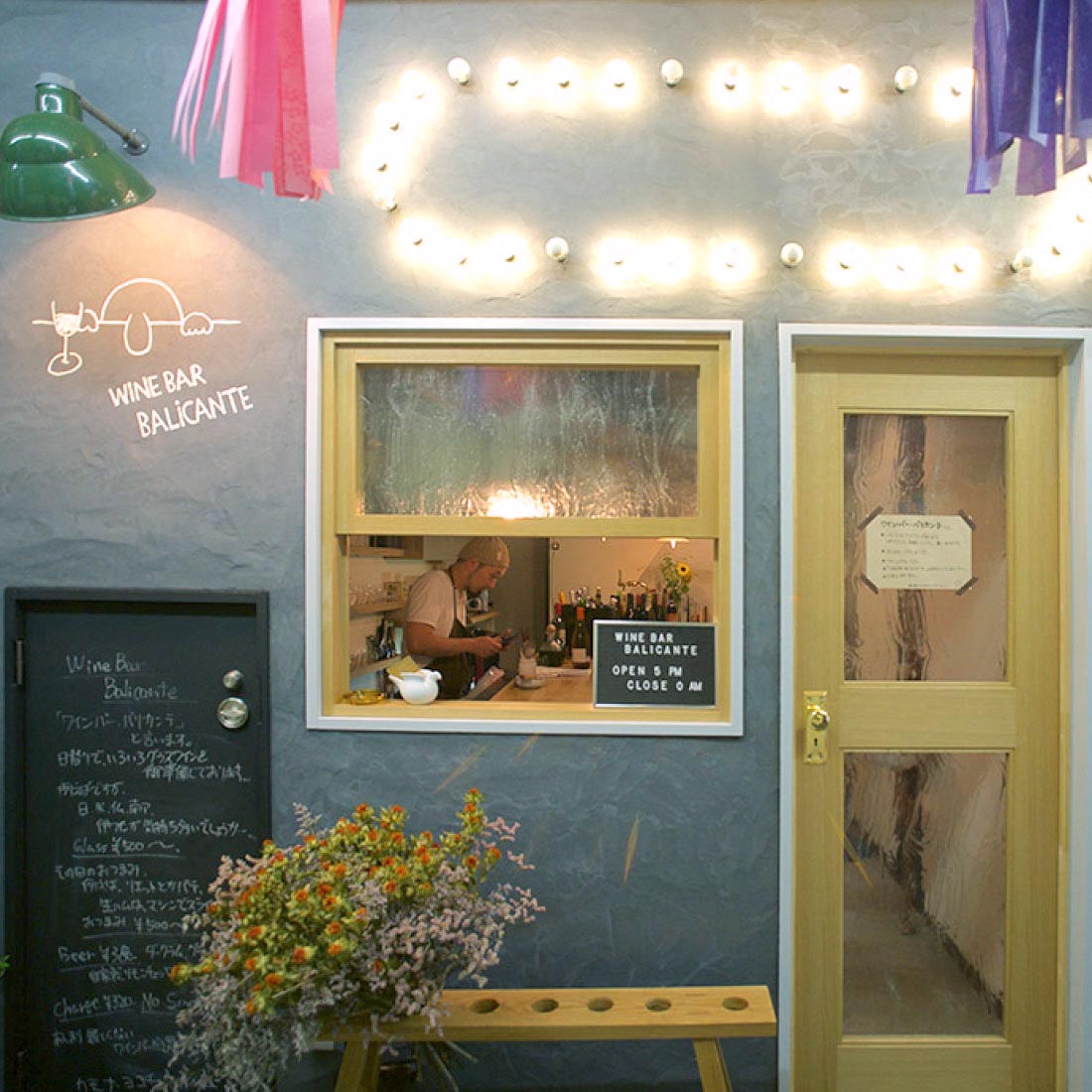 一人の女性でも気軽に入れるファサード